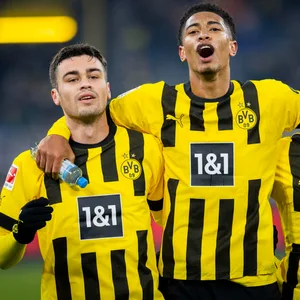 Giovanni Reyna, Jude Bellingham und Jamie Bynoe-Gittens singen