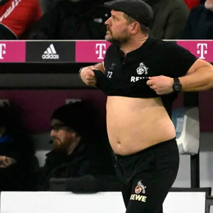 Steffen Baumgart zeigt sich bauchfrei