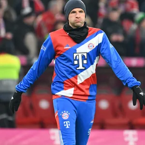 Thomas Müller wärmt sich mit Mütze auf