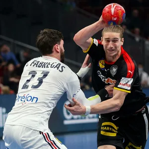 Juri Knorr im Zweikampf mit Ludovic Fabregas