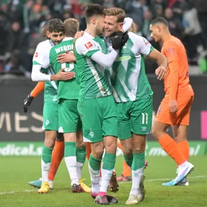 Niclas Füllkrug jubelt mit seinen Mannschaftskollegen über das 2:0.
