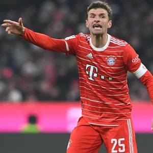 Thomas Müller schimpft während des Spiels gegen Eintracht Frankfurt