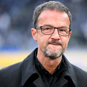 Fredi Bobic schaut unsicher in die Kamera
