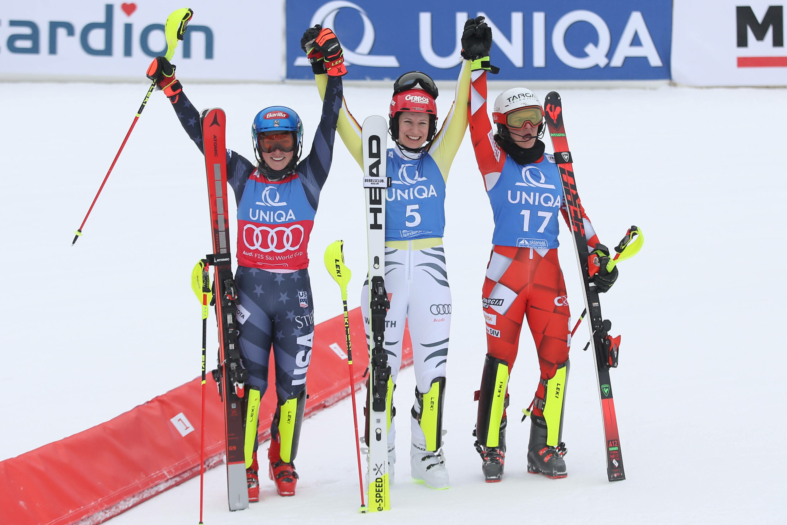 Lena Dürr feiert mit Mikaela Shiffrin ihren Slalom-Sieg in Spindlermühle