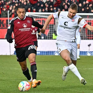 Jan Gyamerah gegen Karol Mets im Zweikampf
