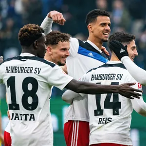 Robert Glatzel und Ludovit Reis (M.) gehörten beim Jahresauftakt zu den HSV-Torschützen.