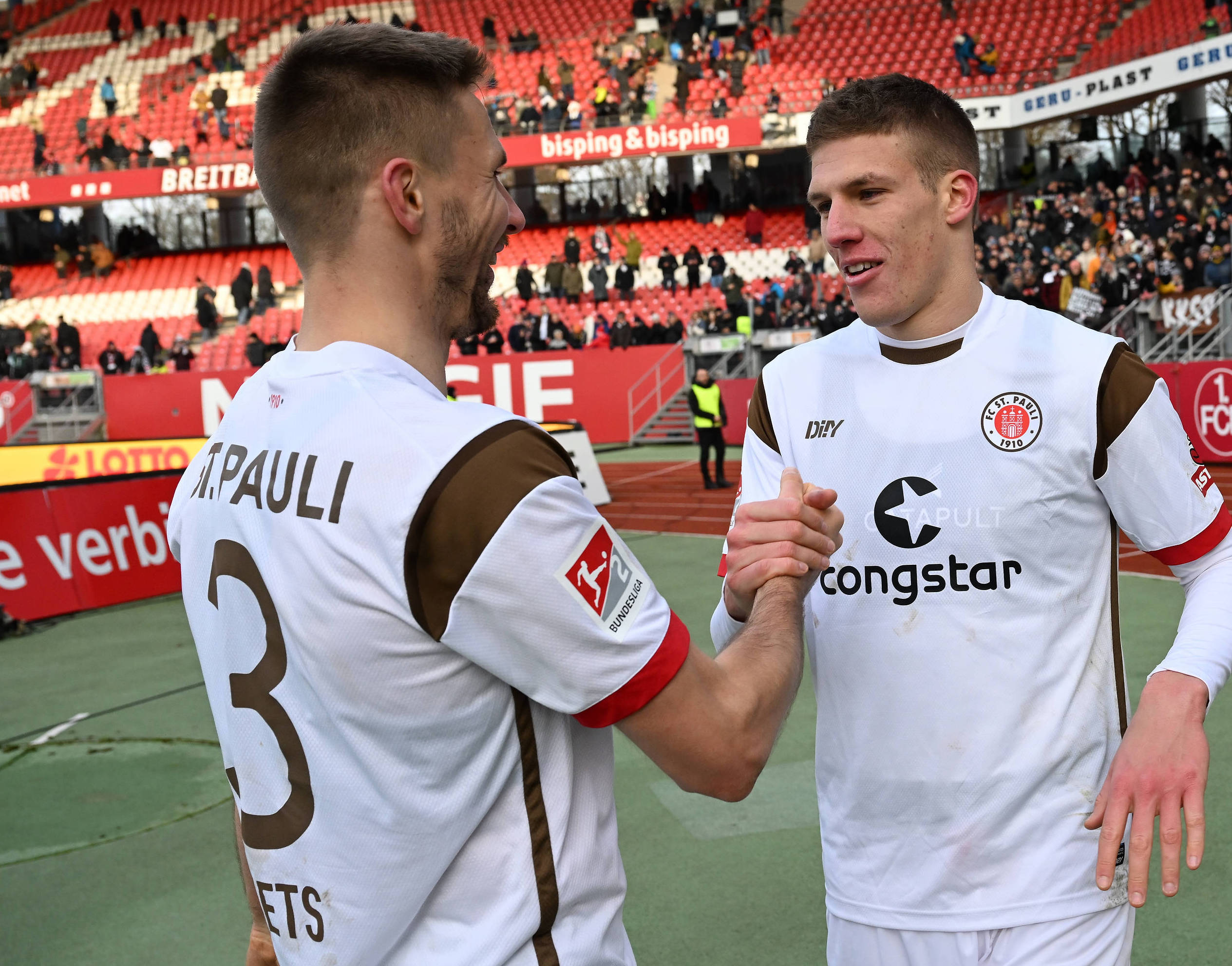 Karol Mets und Jakov Medic feiern den Sieg gegen Nürnberg.