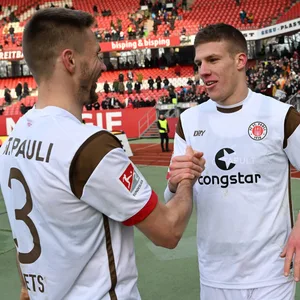 Karol Mets und Jakov Medic feiern den Sieg gegen Nürnberg.
