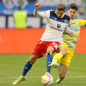 HSV-Profi Sonny Kittel (l./gegen Braunschweigs Danilo Wiebe)