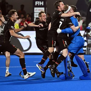Die deutsche Hockey-Herren feiern ihren Torhüter nach dem Finalsieg gegen Belgien.