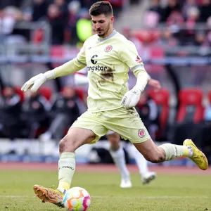 Nikola Vasilj zeigte sich in Nürnberg auch stark im Aufbauspiel von St. Pauli.