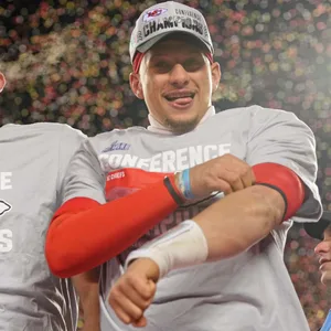 Travis Kelce (l.) und Patrick Mahomes (r.)