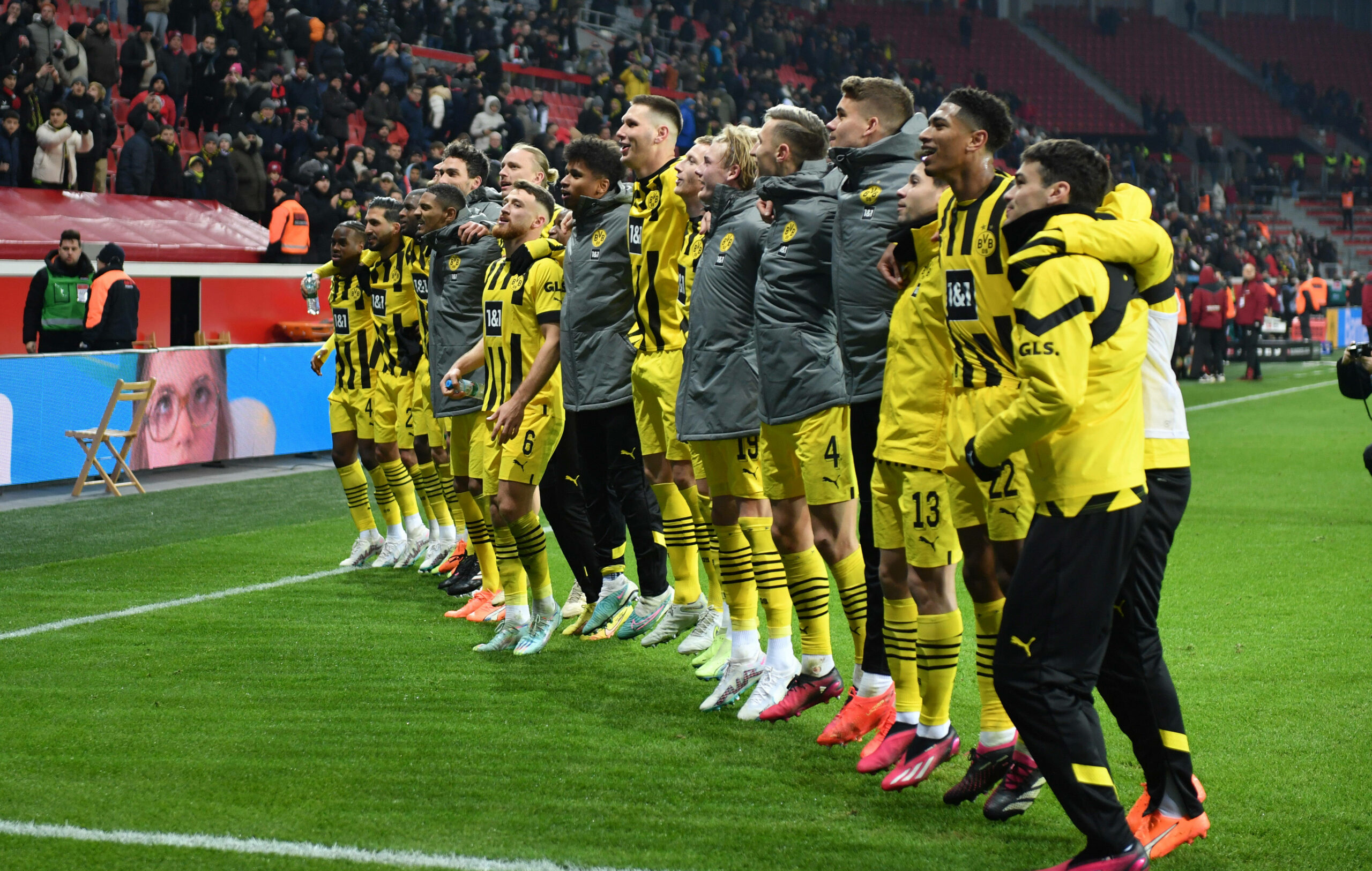 Dortmund Spieler feiern vor Fans