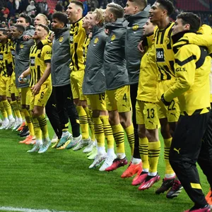 Dortmund Spieler feiern vor Fans