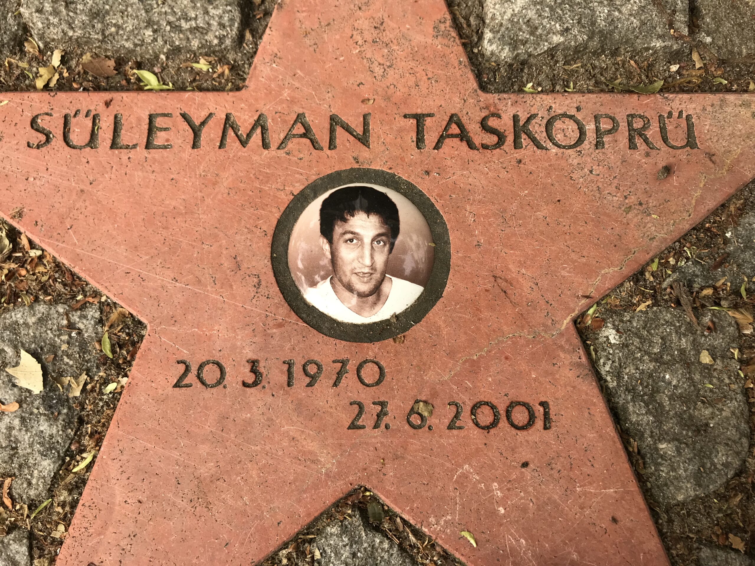 Am Tatort in der Schützenstraße ist zur Erinnerung an den ermordeten Süleyman Tasköprü dieser Stern auf dem Pflaster verlegt.