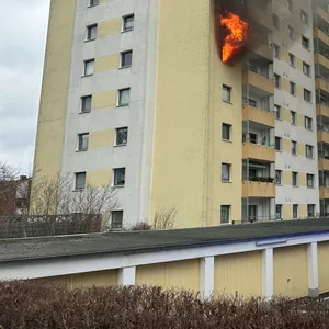 Ein 56-Jähriger schwebt nach einem Brand in Lübeck in Lebensgefahr.