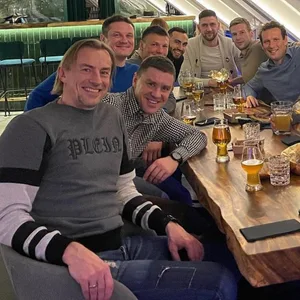 Estnische Fußball-Nationalspieler sitzen mit Russlands Nationaltrainer an einem Tisch