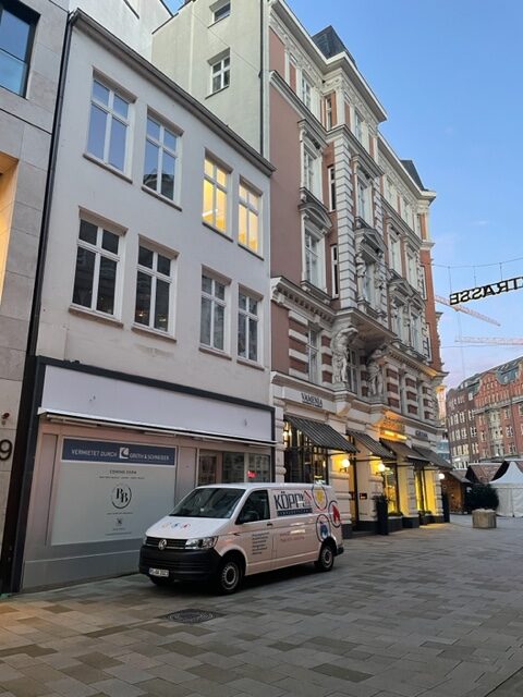 So sah der Laden aus, bevor die Bagelbar einzog. Nun soll die Folierung wieder runter – und die silberne Fassade würde wieder sichtbar werden.