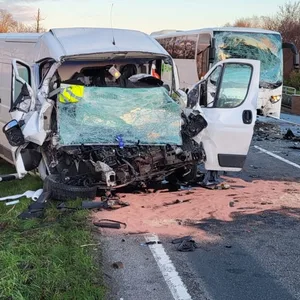 Das Fahrzeug des 27-Jährigen und der Bus wurden bei dem Unfall total beschädigt.