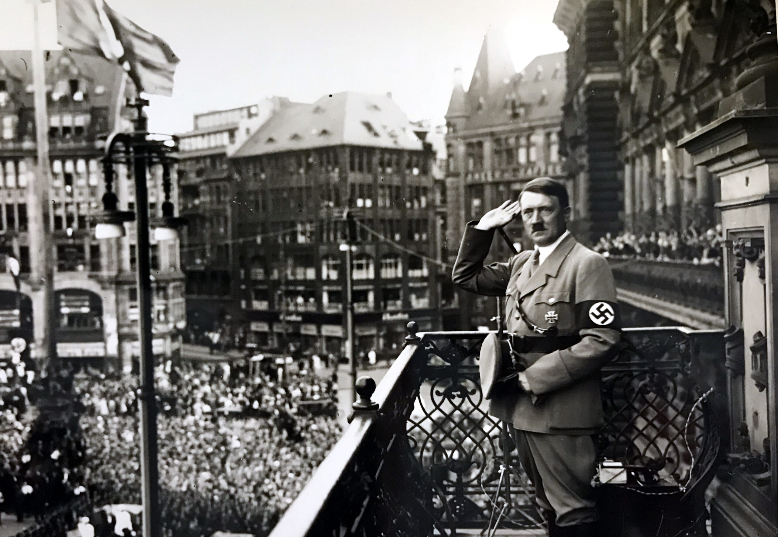 Bejubelt von den Massen: Adolf Hiltler bei einem Besuch in Hamburg 1934. der Diktator nimmt auf dem Balkon des Rathauses die Ovationen des Volkes entgegen.