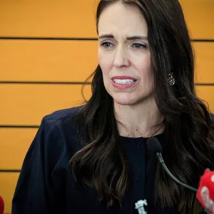 Neuseelands Ministerpräsidentin Jacinda Ardern kündigt auf einer Pressekonferenz überraschend ihren Rücktritt an.