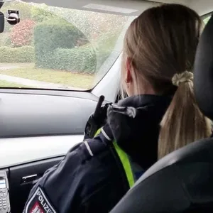 Jana S. (23, Name geändert) im Streifenwagen.
