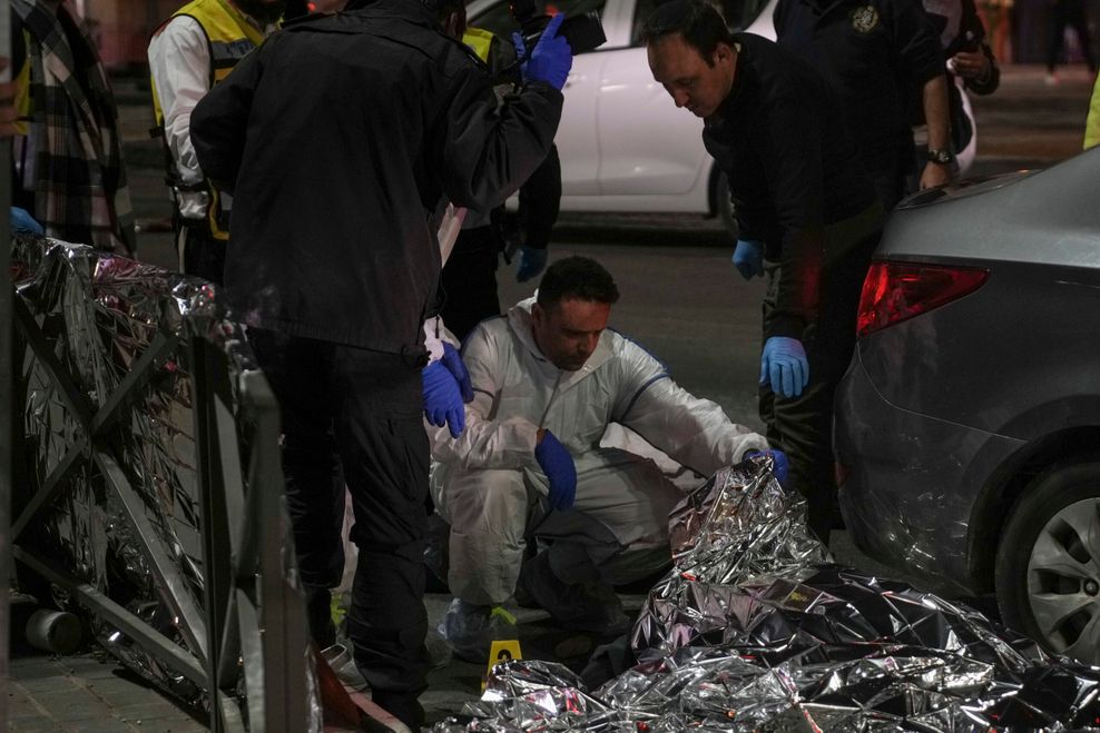 Forensiker untersuchen ein Todesopfer des Anschlags in der Nähe einer Synagoge in Jerusalem.