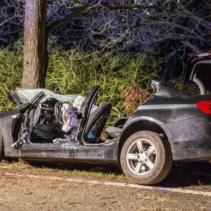 Ein Mann starb bei dem Autounfall auf einer Landstraße bei Schwerin. Fünf Menschen wurden lebensgefährlich verletzt.