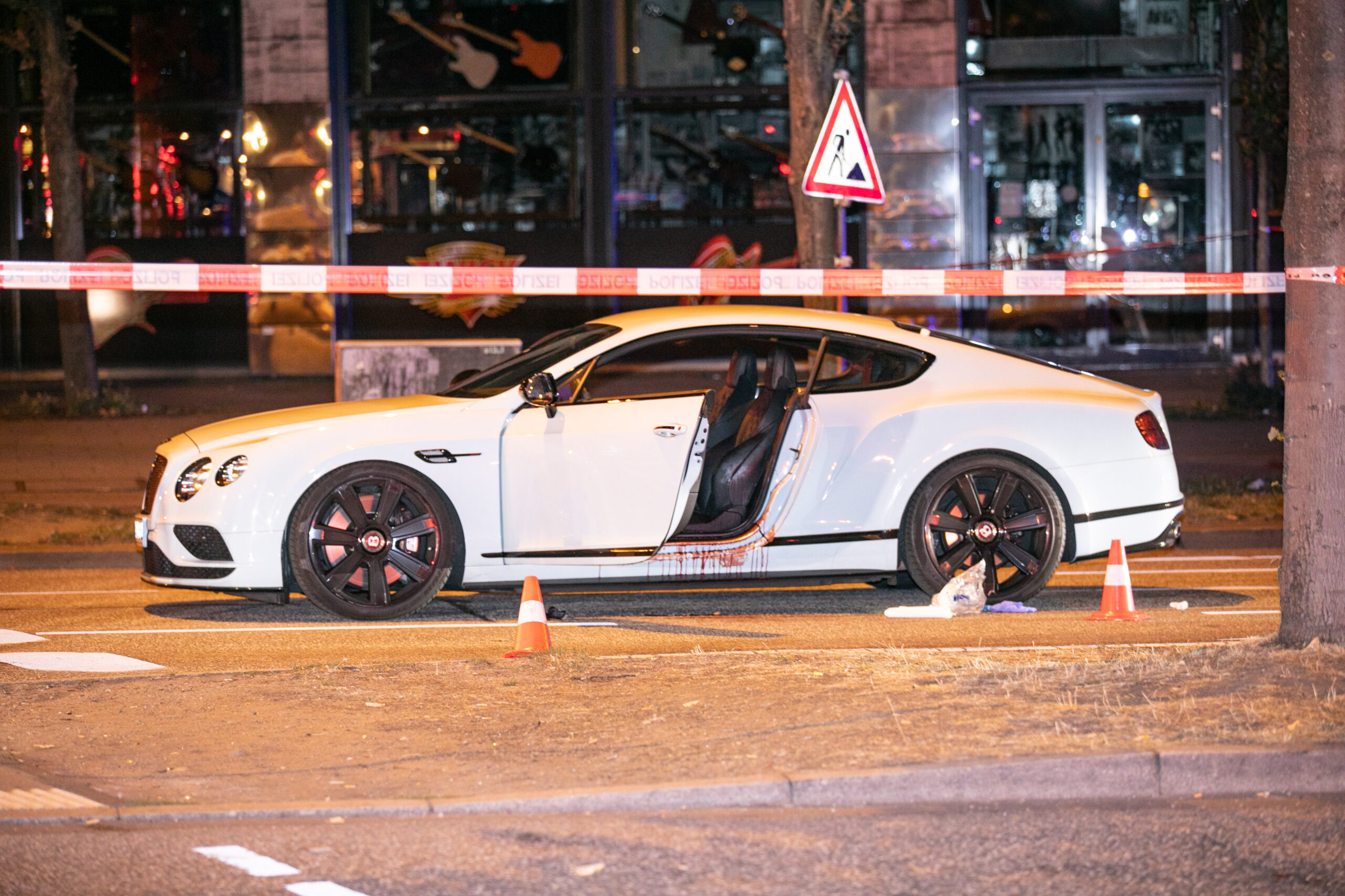 Der blutige Bentley steht auf der Straße.