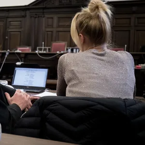 27.02.2019, Hamburg: Die Angeklagte und ihr Anwalt Siegfried Schäfer