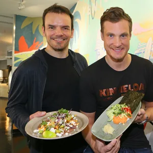 Steffen Henssler (l.) und Marcell Jansen im „Kinneloa“