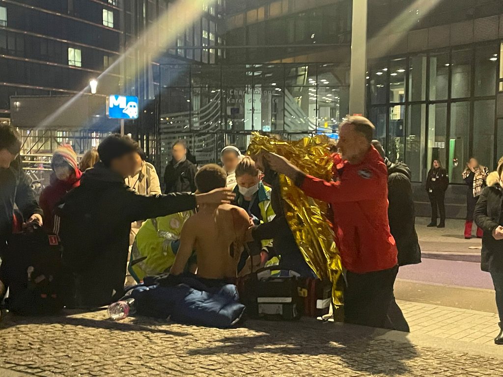 Ein verletzter Mann wird von Rettungskräften vor der U-Bahn-Station in der Nähe des EU-Hauptquartiers versorgt.