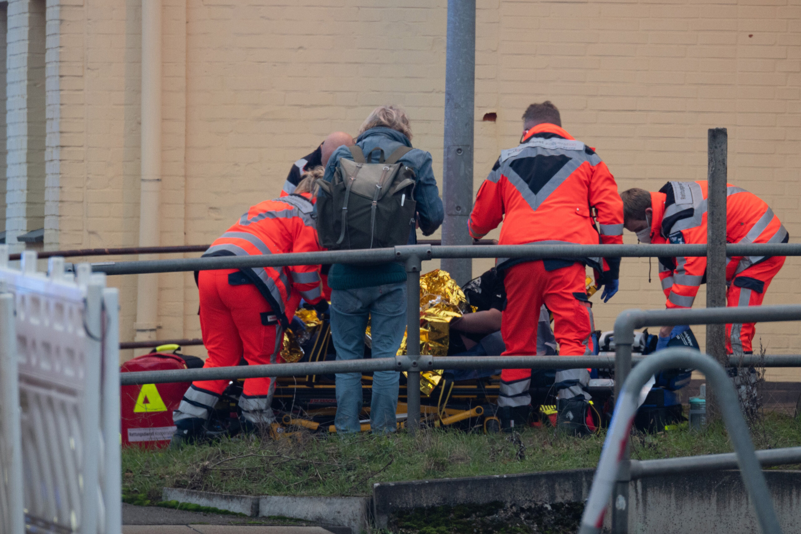 Nach der Messer-Attacke: Rettungskräfte im Einsatz am Bahnhof Brokstedt