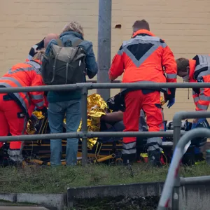 Nach der Messer-Attacke: Rettungskräfte im Einsatz am Bahnhof Brokstedt