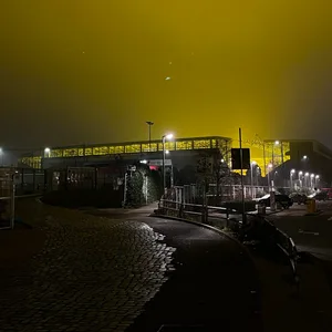 Auf St. Pauli leuchtet der Himmel nachts häufig in einem hellen Gelb.