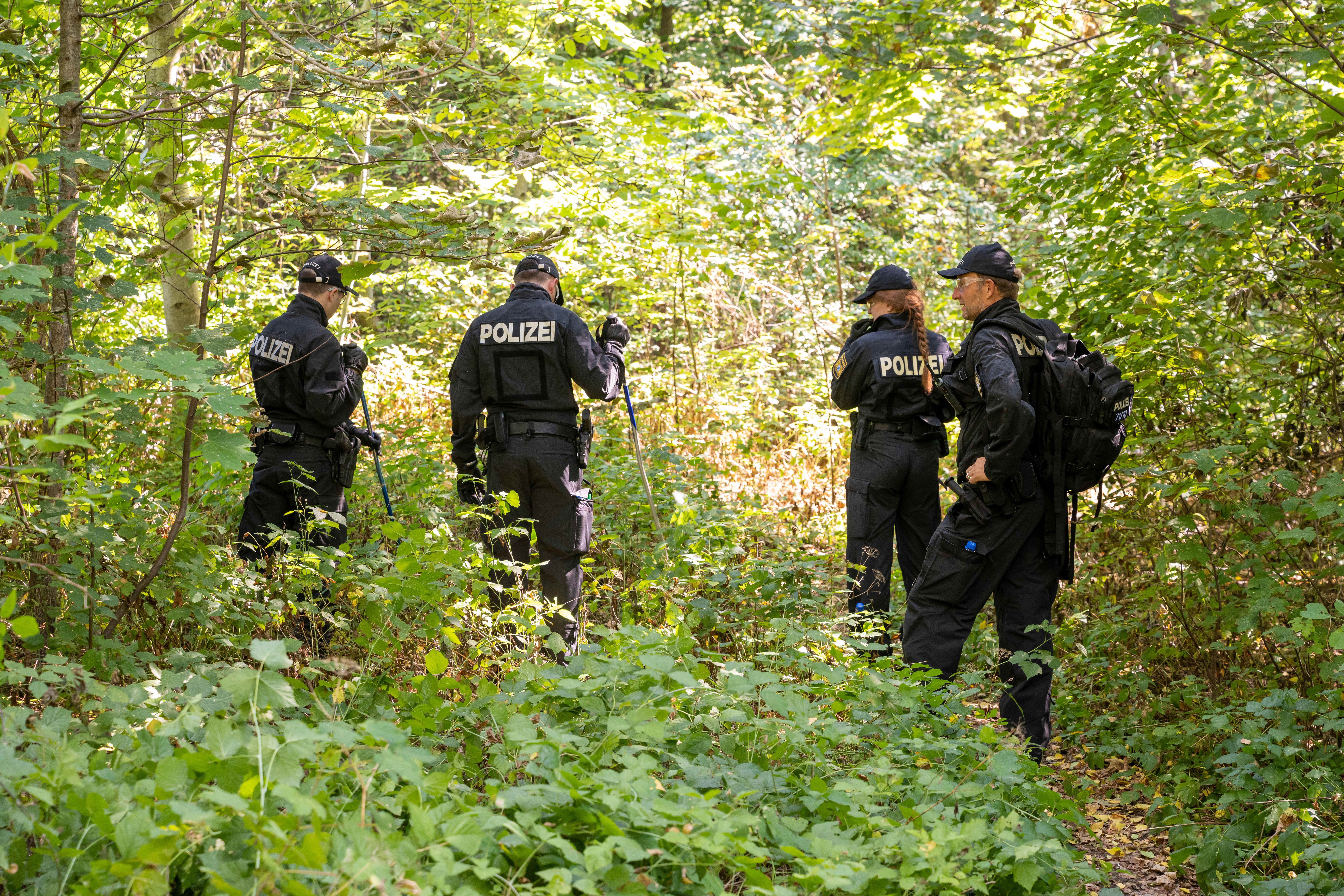 Nach dem Tod einer jungen Frau in Ingolstadt durchkämmen Polizisten einen Wald nach Spuren.