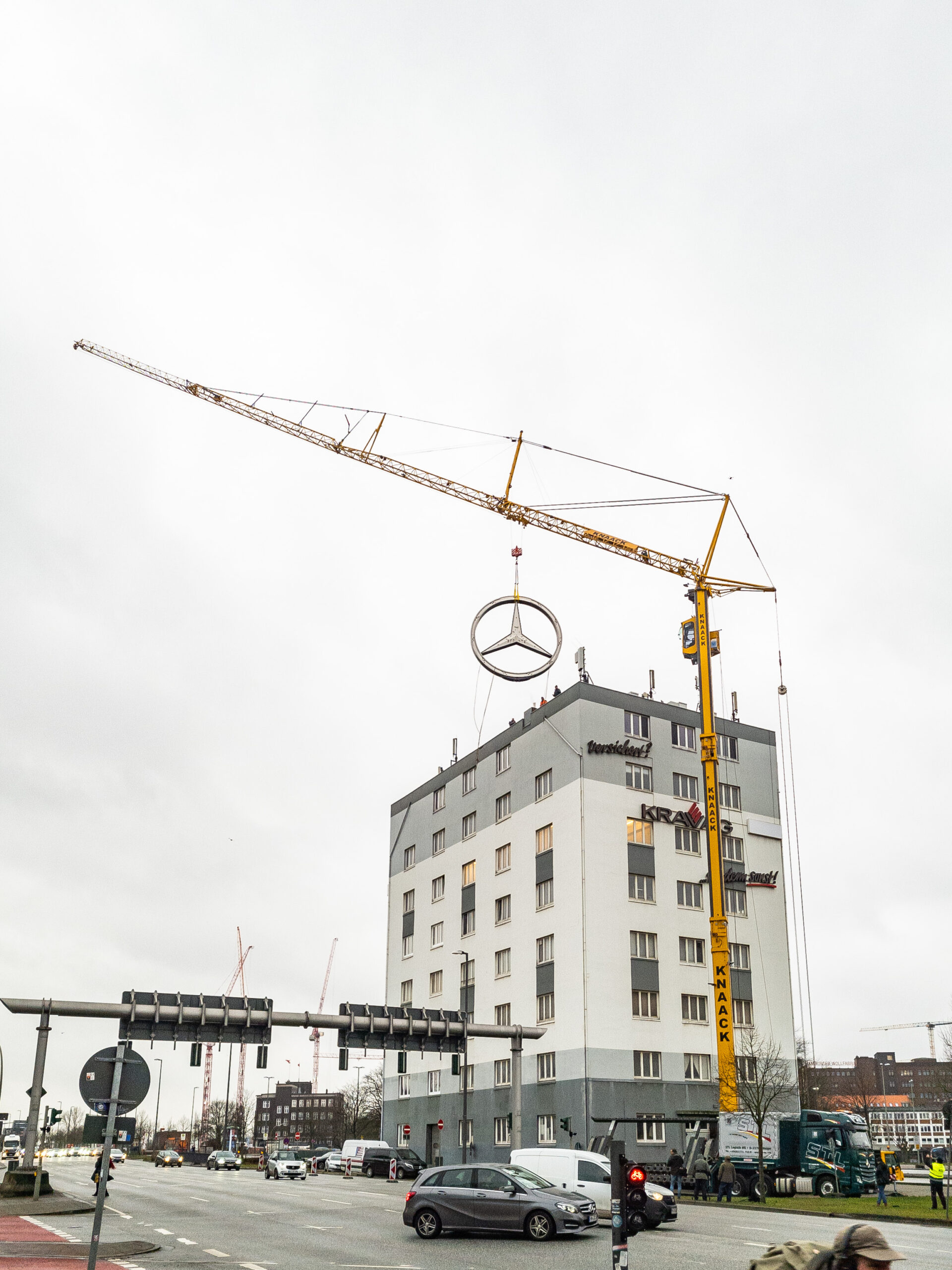Ein Kran hebt den Mercedes-Stern vom Dach