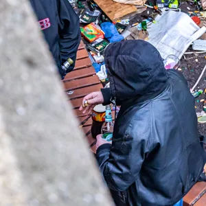 Der Platz vor dem ehemaligen McDonald‘s ist ein beliebter Treffpunkt, an dem sich der Müll häuft.