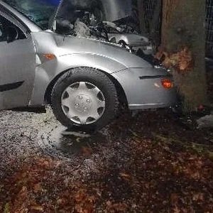 Das zerstörte Unfallfahrzeug des 18-Jährigen. Er selbst wurde schwer verletzt.