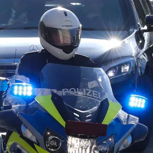 Die Polizei eskortiert die Schwangere von der Autobahn (Symbolbild).