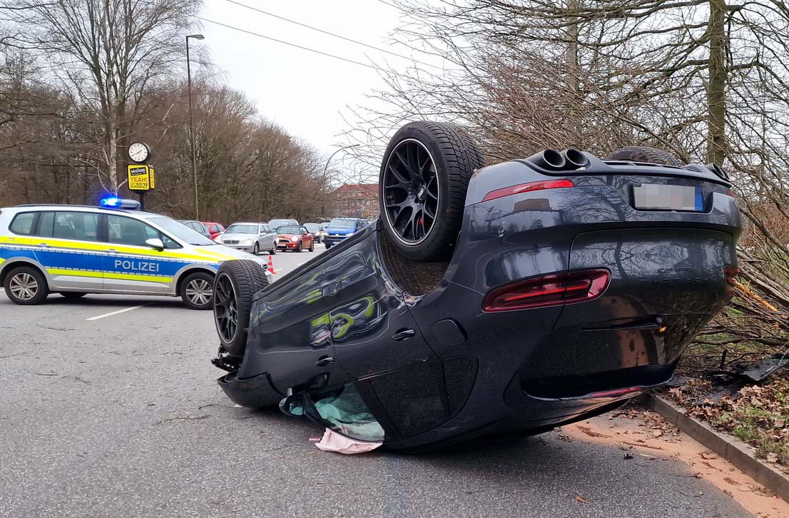 Bei Porsche-Unfall in alsterdorf – zwei Verletzte
