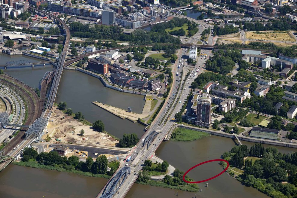 Am roten Oval soll die Brücke zwischen Entenwerder und der Hafencity entstehen.