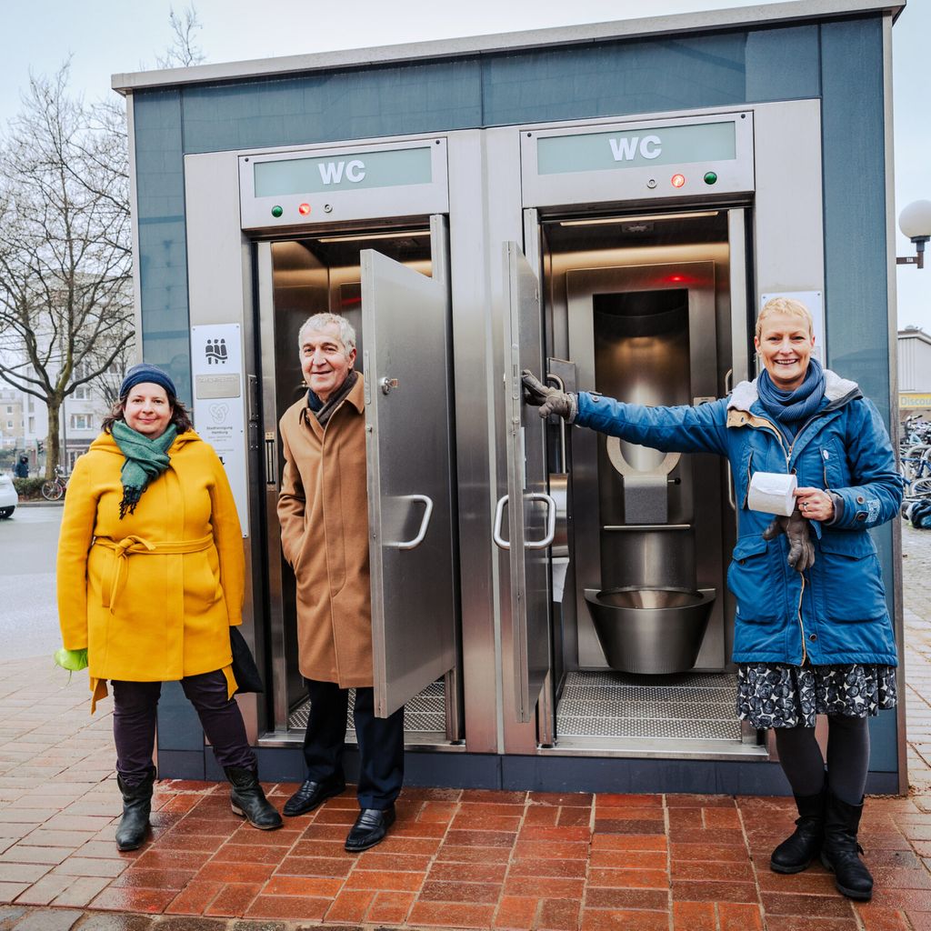 Im Januar 2022 stellte Altonas Bezirkschefin Stefanie von Berg mit Rüdiger Siechau, Geschäftsführer der Stadtreinigung, und Stefanie Wolpert, Vorsitzende der Bezirksversammlung Altona die neue Toilette am Bahnhof vor.