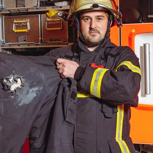 Angriff auf Feuerwehrmann Frank (Name geändert) zu Silvester - ein Böller zerfetzte seine Einsatzhose.