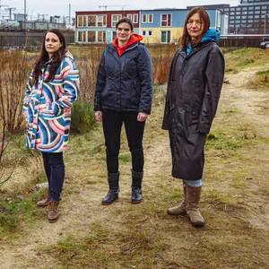 Streit um die Containerschule in der HafenCity: Marianne Wellershoff (59, r., Initiative Schulcampus Lohsepark) und die Eltern Inga Jacob (38, 2.v.r.), Stephanie Balkenhol (41, 3.v.r.) und Sebastian Ockelmann (41).