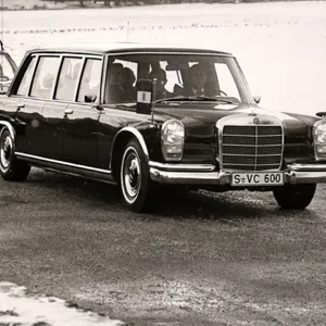 Der Mercedes 600 mit Ägyptens Staatschef Anwar as-Sadat am Alsterufer auf dem Weg zum Gästehaus des Senats an der Schönen Aussicht