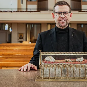 Jesuiten-Pater Philipp Görtz (50) am Altar des Kleinen Michels mit dem Gefäß, in dem sich die Reliquie des Heiligen Ansgar befindet