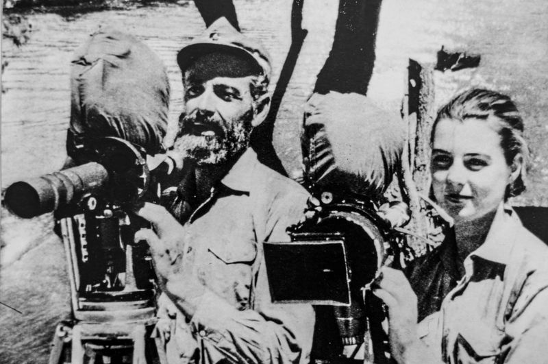 Der Filmemacher Hans Ertl zusammen mit seiner Tochter Monika, der mutmaßlichen Täterin, in den 1960er Jahren bei Dreharbeiten in Südamerika.