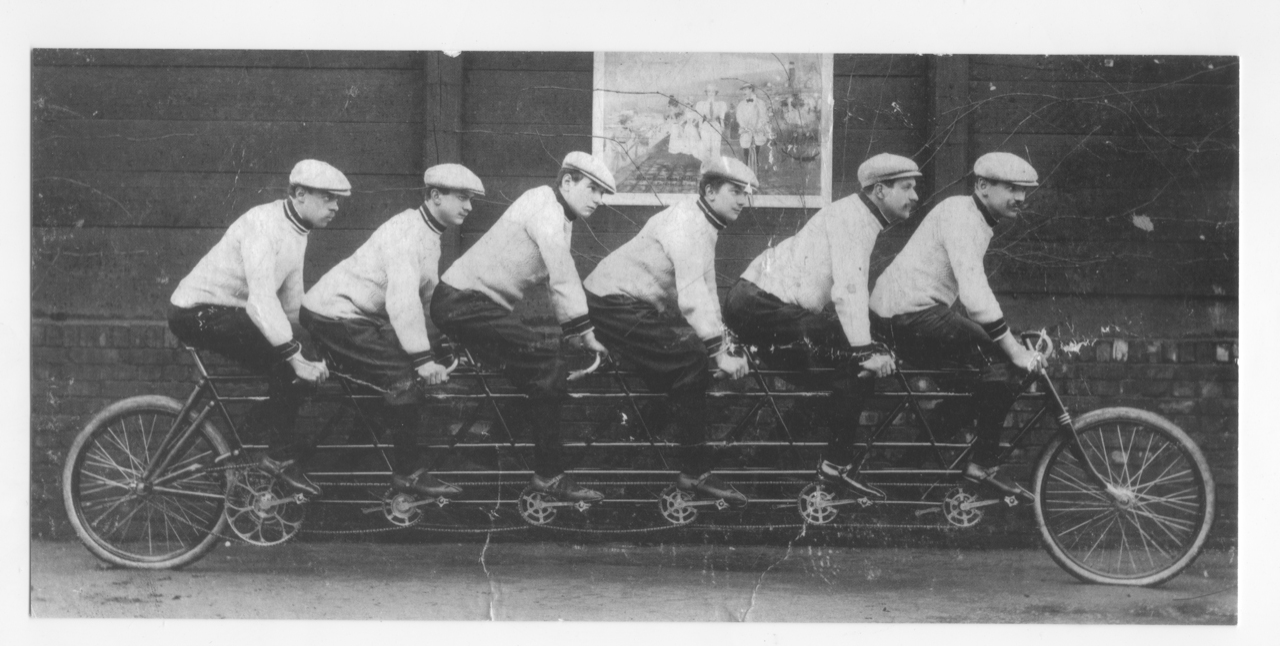 Radsport 1902: Dieses Foto zeigt einen Sechssitzer, aufgenommen auf der Grindelbergbahn.