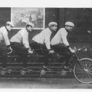 Radsport 1902: Dieses Foto zeigt einen Sechssitzer, aufgenommen auf der Grindelbergbahn.